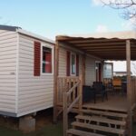 Terrasse en bois devant mobil-home FMLODGE mobil Inès au sable du mdi