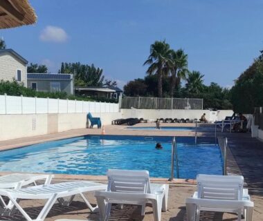 Piscine extérieure et transats au FMLODGE mobil Inès au sable du mdi