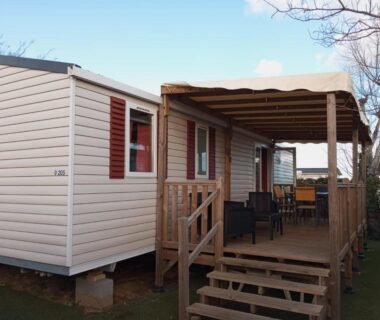 Terrasse en bois devant mobil-home FMLODGE mobil Inès au sable du mdi