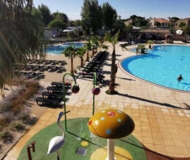 Espace piscine avec pataugeoire et transats au FMLODGE mobil home Le coin paradis