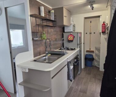Cuisine équipée dans le mobil home FMLODGE Le coin paradis
