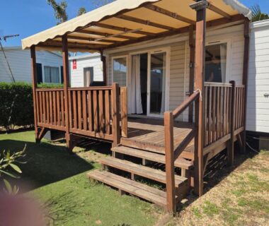 Terrasse couverte avec escalier au mobil home FMLODGE Le coin paradis