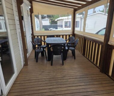 Terrasse couverte avec table et chaises du FMLODGE mobil home le petit cocon