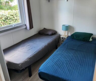 Chambre avec deux lits dans le mobil home FMLODGE-mobil home les sable du midi