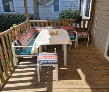 Terrasse en bois avec table et banquette du FMLODGE-mobil home les sable du midi