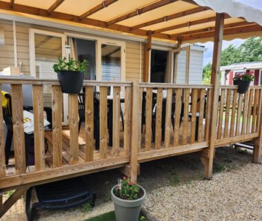 Terrasse en bois couverte devant le mobil home FMLODGE-mobil home les sable du midi