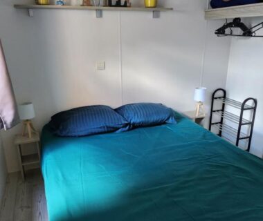 Chambre avec lit double dans le mobil home FMLODGE-mobil home les sable du midi