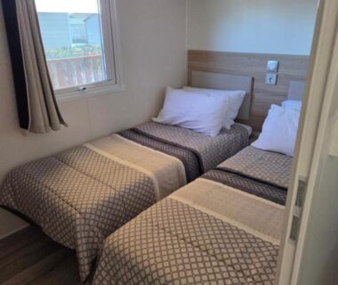 Chambre avec deux lits simples dans le FMLODGE mobil home soleil et sieste