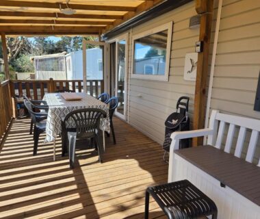 Terrasse couverte avec table et chaises du mobil home FMLODGE mobil home soleil et sieste