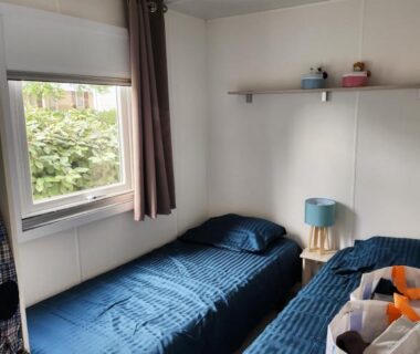 Chambre avec deux lits simples et fenêtre dans le mobilhome FMLODGE-mobilhome jasmin au sable du midi