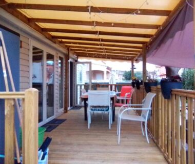 Terrasse couverte avec table et chaises du FMLODGE-mobilhome jasmin au sable du midi