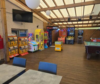Salle de jeux couverte avec billard et bornes d'arcade au FMLODGE-mobilhome jasmin au sable du midi