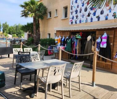 Terrasse en bois avec tables et chaises du FMLODGE-mobilhome jasmin au sable du midi