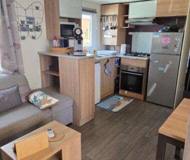 Intérieur avec kitchenette et salon dans le FMLODGE mobilhome olivier au sable du midi