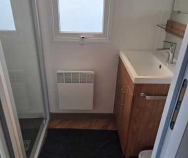 Salle de bain avec douche et lavabo dans le mobilhome FMLODGE- sables du midi mobilhome le reposoir