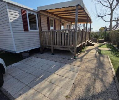 Terrasse couverte et mobilhome sur dallage au FMLODGE sables du midi mobilhome le reposoir