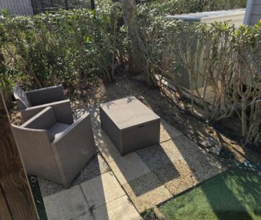 Terrasse avec fauteuils et table du mobilhome Le Reposoir FMLODGE Sables du Midi