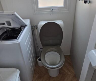 WC avec lave-linge dans le mobilhome FMLODGE- sables du midi mobilhome le reposoir