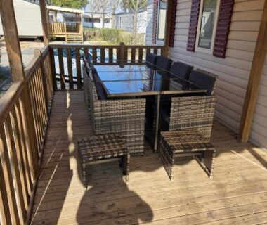 Terrasse couverte avec coin repas sur bois au mobilhome FMLODGE sables du midi Le Reposoir