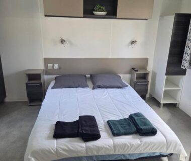 Chambre avec lit double et rangements dans le Fabuleux mobil-homme 4/6 personnes