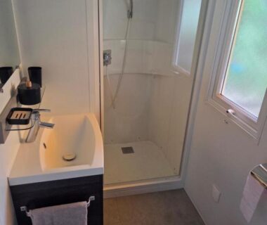 Salle de bain avec douche et lavabo dans le Fabuleux mobil-homme 4/6 personnes