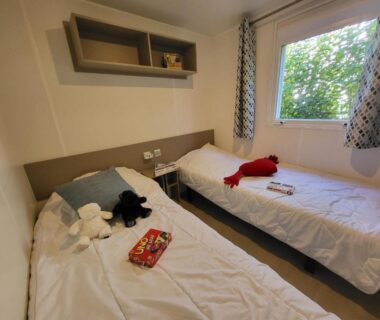 Chambre avec deux lits simples et étagère près de la fenêtre dans le Fabuleux mobil-homme 4/6 personnes