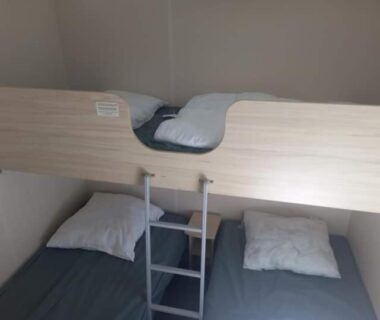 Chambre avec lits superposés et échelle dans l'hébergement Famille Peeters