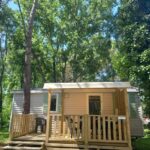 Mobil-home avec terrasse dans les arbres au camping Famille Peeters