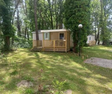 Terrasse et mobil-home dans les bois au camping Famille Peeters