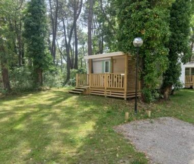 Mobil-home en lisière de bois sur pelouse au camping Famille Peeters