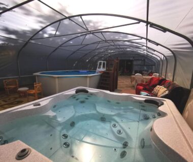Piscine couverte et spa dans une serre au Fern Meadow Caravan