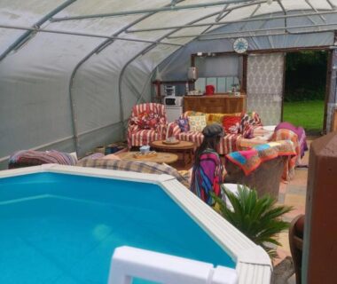 Abri couvert avec piscine hors-sol et salon du Fern Meadow Caravan