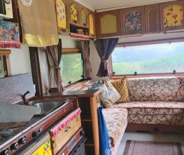 Intérieur de la caravane avec coin salon et kitchenette du Fern Meadow Caravan