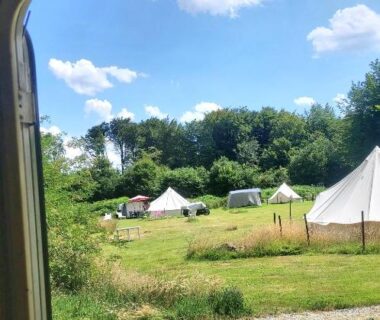 Campement de tentes dans la prairie du Fern Meadow Caravan