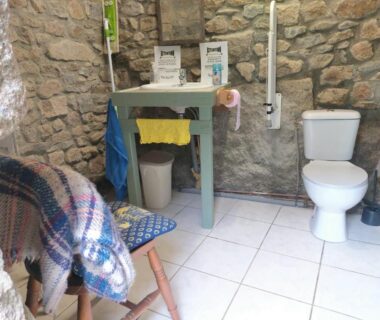 Salle d'eau rustique avec lavabo et WC au Fern Meadow Caravan