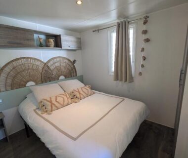 Chambre double avec têtes de lit en rotin au Ferret Family Lodge camping Les Embruns