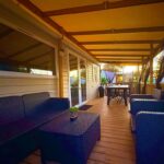 Terrasse couverte avec salon extérieur en mobilier tressé du Ferret wifi, plage, piscine à 2 pas, 8 pers avec Vayny