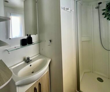 Salle de bain avec douche et lavabo au Ferret wifi, plage, piscine à 2 pas, 8 pers avec Vayny