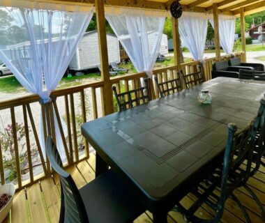 Terrasse couverte avec table et chaises au Ferret wifi, plage, piscine à 2 pas, 8 pers avec Vayny