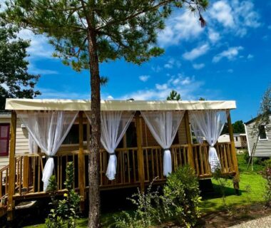Terrasse bois avec rideaux blancs au mobil-home Ferret wifi, plage, piscine à 2 pas, 8 pers avec Vayny