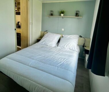 Chambre avec lit double et étagères dans Ferret wifi, plage, piscine à 2 pas, 8 pers avec Vayny