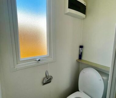 WC et fenêtre dans le mobil-home du Ferret wifi, plage, piscine à 2 pas, 8 pers avec Vayny