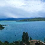 Vue sur le lac et la rive depuis le mobil home du Flo mobil home camping Poney
