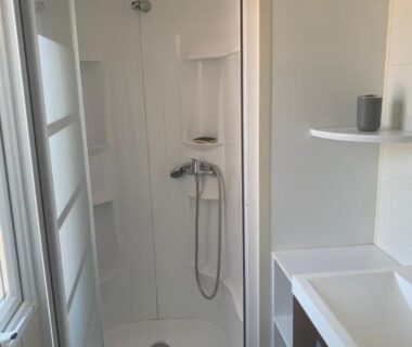 Douche cabine et lavabo dans le mobil home Flo au camping Poney trois étoiles route de Moustiers Ste Croix