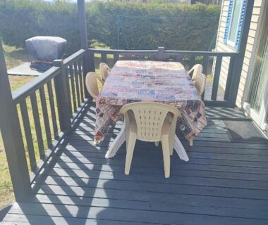 Terrasse couverte avec table et chaises du Flo mobil home camping Poney trois étoiles route de Moustiers Ste Croix