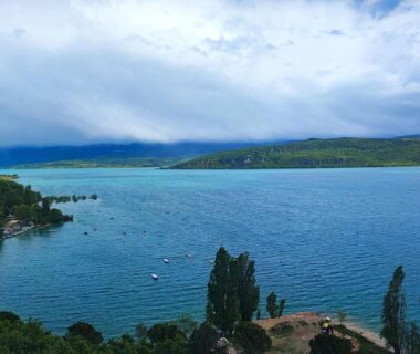 Vue sur le lac et la rive depuis le mobil home du Flo mobil home camping Poney