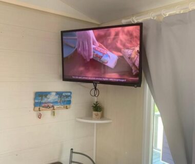 Coin repas avec télévision murale dans le Flo mobil home camping Poney trois étoiles route de Moustiers Ste Croix