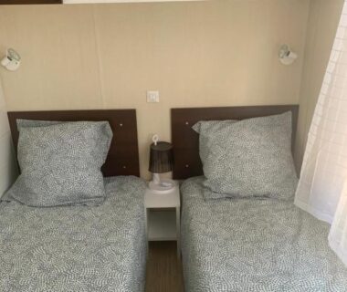 Chambre avec deux lits simples dans le Flo mobil home camping Poney trois étoiles route de Moustiers Ste Croix