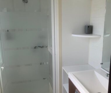 Salle de bain avec douche et lavabo du Flo mobil home camping Poney trois étoiles