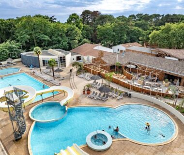 Piscine extérieure avec toboggan au Flower Camping Au Bois des Biches